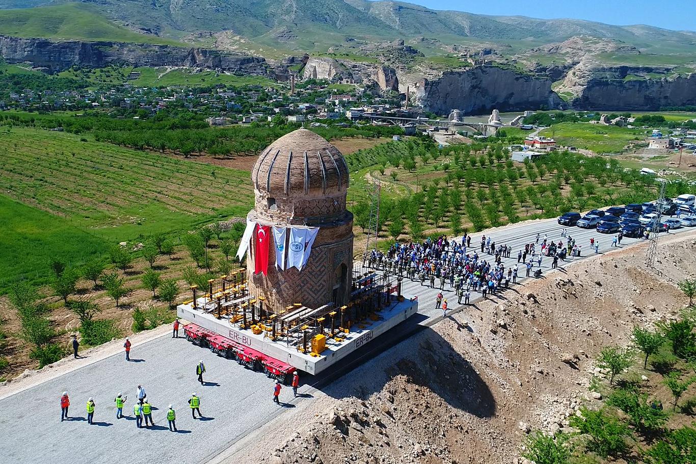 Tarihi Zeynel Bey Türbesi'nin taşınması havadan görüntülendi Tarihi Zeynel Bey Türbesi'nin taşınması havadan görüntülendi